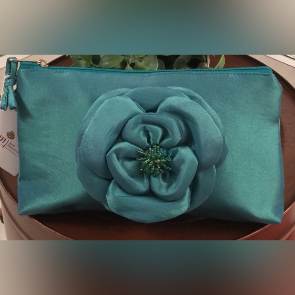 NWT Stem Purse wristlet turquoise Silk, Seed Bead center Flower, zip top, pocket